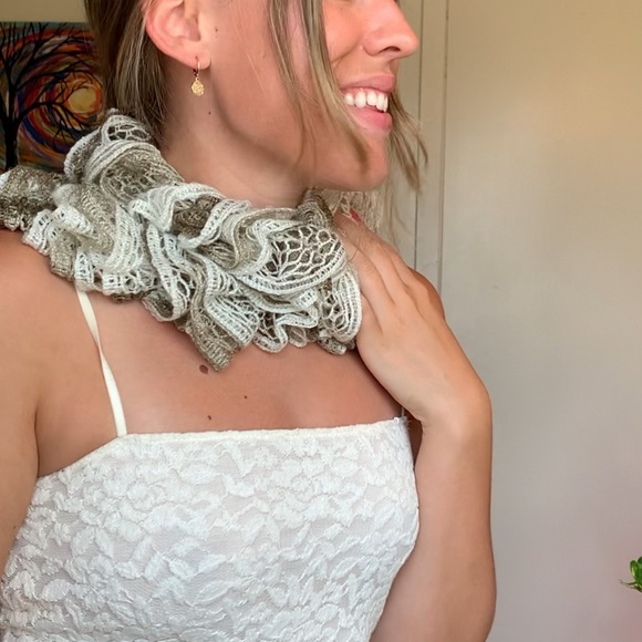 Knitted Ruffle white and grey Scarf - Picture 3 of 4